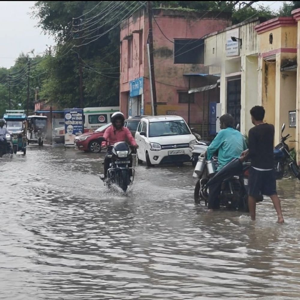 पीलीभीत में भारी बारिश का अलर्ट, डीएम ने स्कूल बंद:मौसम विभाग की चेतावनी के बाद कक्षा 1 से 12 तक के सभी स्कूल शनिवार को बंद