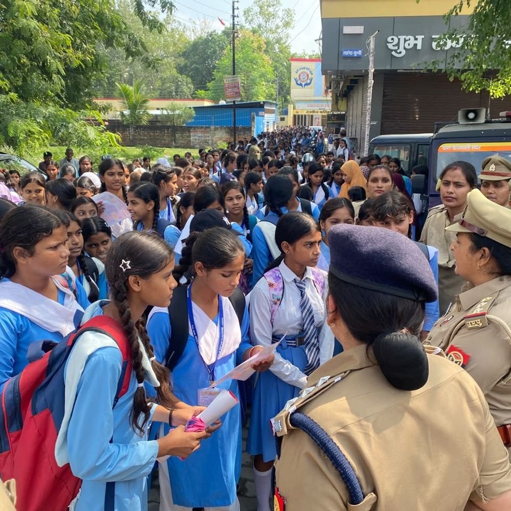 उन्नाव में छात्राओं की सुरक्षा CO ने देखी:स्कूल के पास बेवजह खड़े युवकों को हटाया, हेल्पलाइन नंबर बांटे