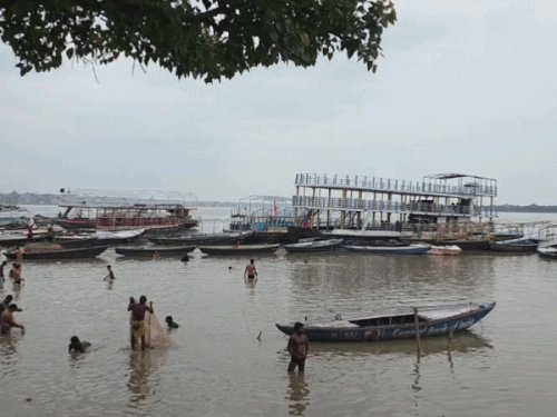 वाराणसी में 13 दिन बाद बढ़ने का गंगा का जलस्तर:अबतक शहर में 19 फीसदी अधिक हुई बारिश,कल से होगी तेज धूप