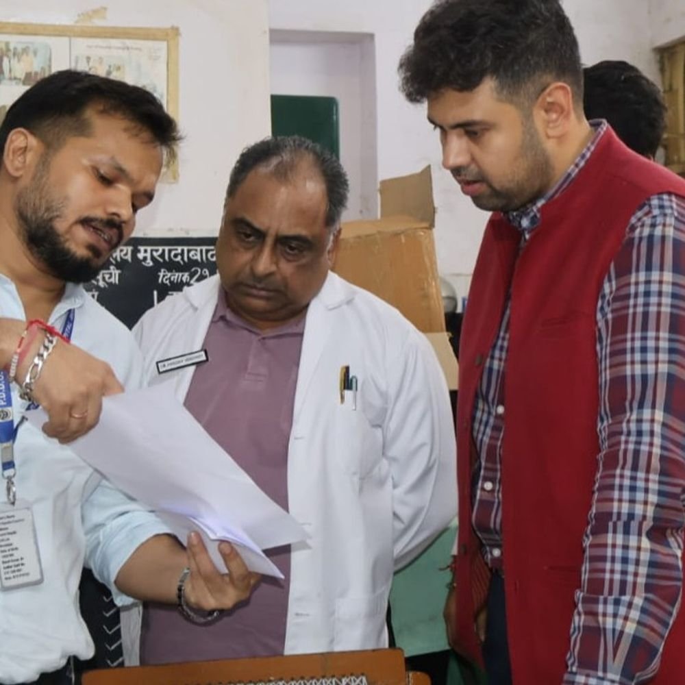 मुरादाबाद DM का अस्पताल निरीक्षण:अचानक अस्पताल पहुंचे जिलाधिकारी अनुनय झा, मरीजों से लिया फीडबैक