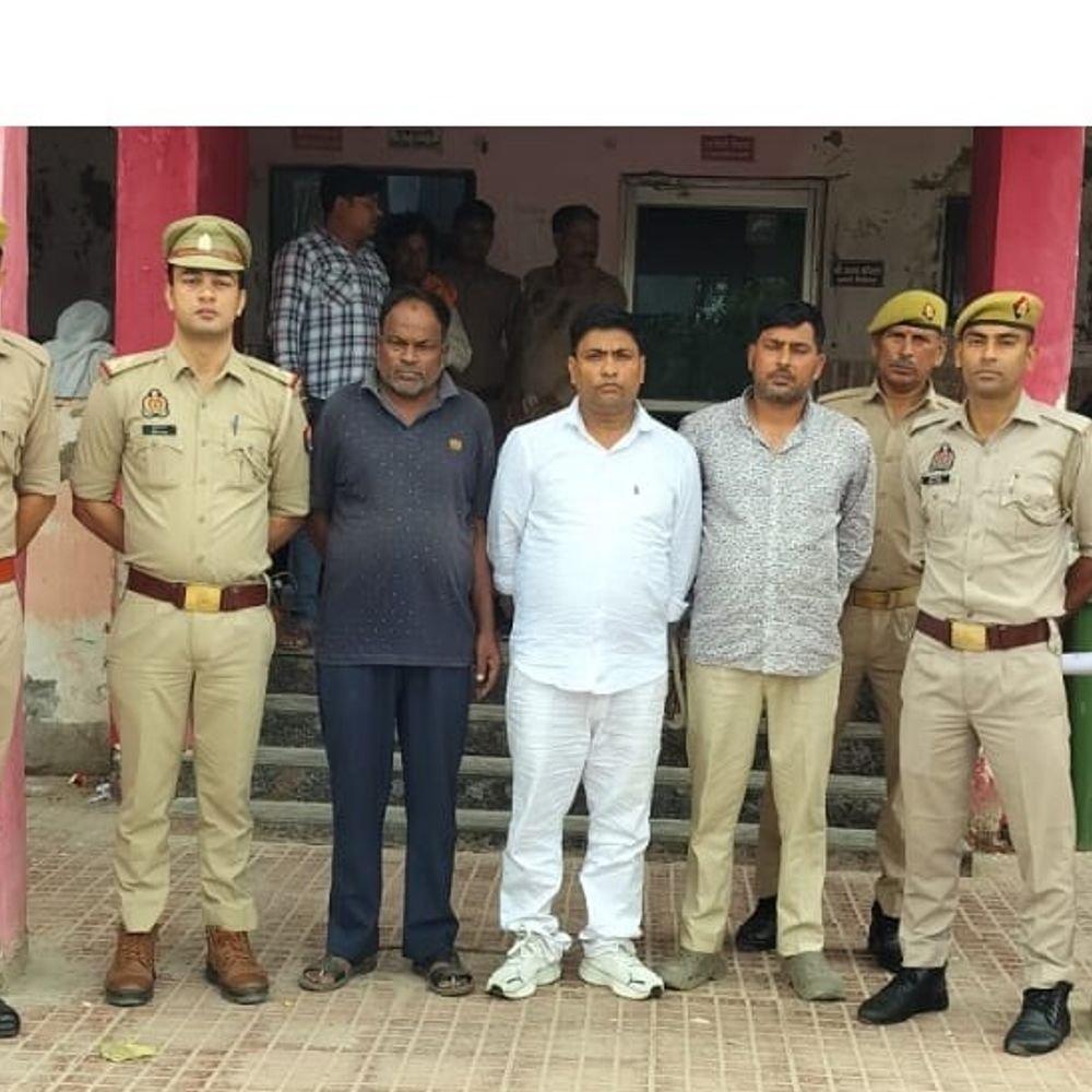 मथुरा में जमीन का फर्जीवाड़ा:आधार में फोटो बदलकर बनाए दस्तावेज, 17 लाख की ठगी में 3 पकड़े