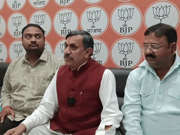 झांसी में मेयर ने किया ECI बचाव, राहुल को घेरा:प्रेस कांफ्रेंस में छह पन्नों का नोट लेकर पहुंचे मेयर बिहारी लाल, बोले-कांग्रेस संवैधानिक संस्थाओं को निशाना बना रही