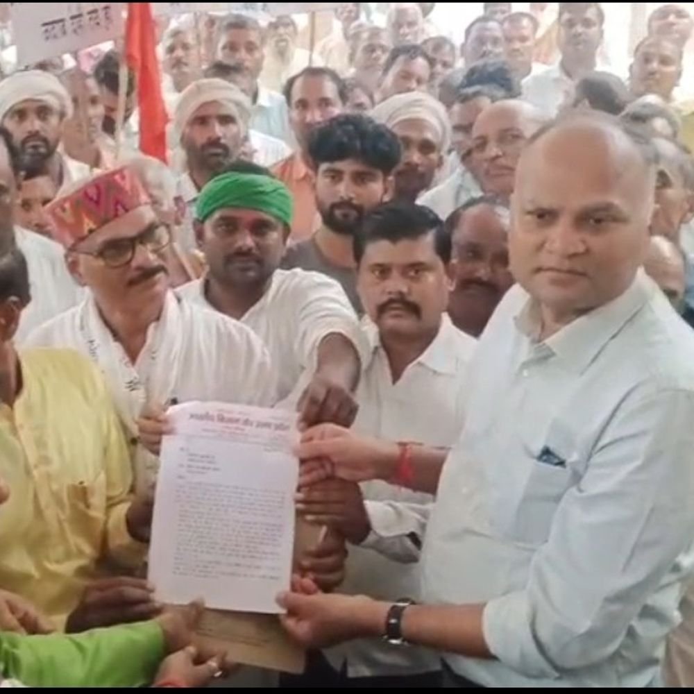 एक्सप्रेसवे के लिए जमीन-अधिग्रहण के विरोध में किसानों का धरना:सोनभद्र में कहा- सहमति के बिना जमीन न ली जाए, आंदोलन की चेतावनी