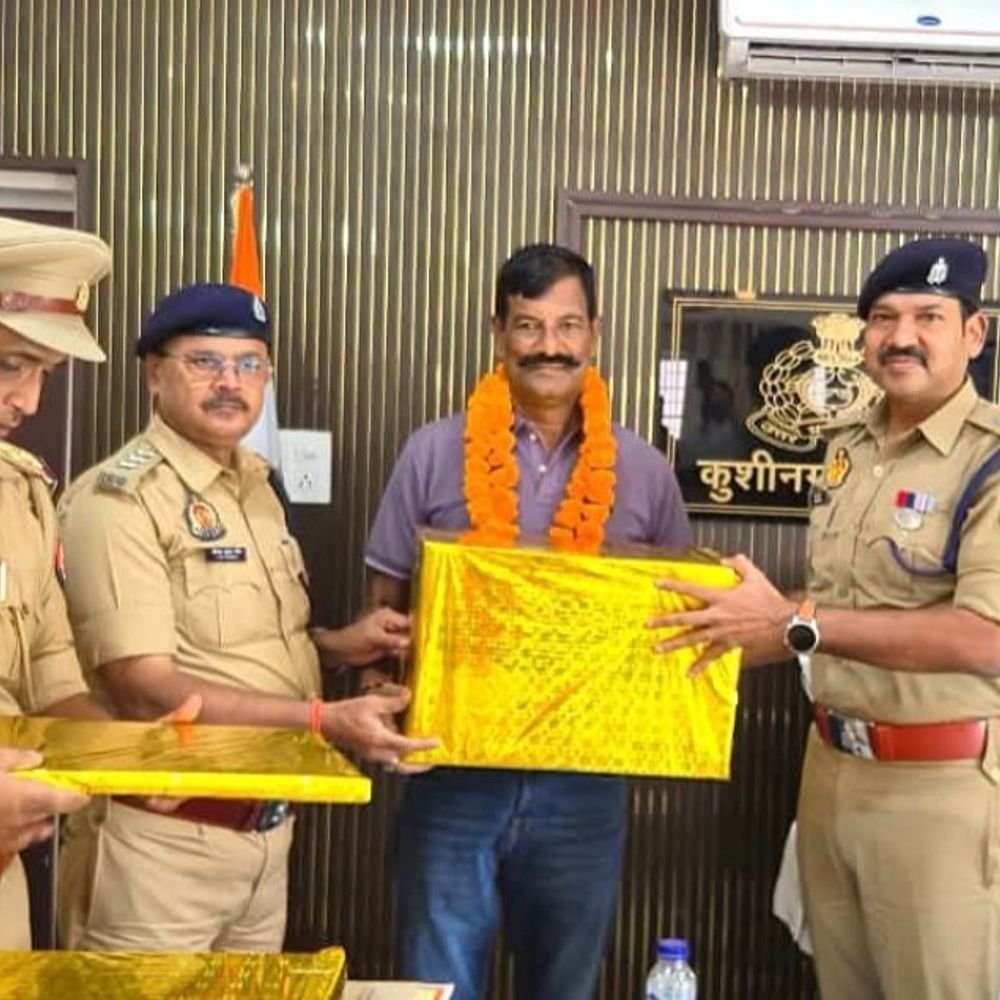 कुशीनगर में सेवानिवृत्त पुलिसकर्मियों को सम्मान:अपर पुलिस अधीक्षक ने अंगवस्त्र व प्रशस्ति पत्र देकर दी विदाई