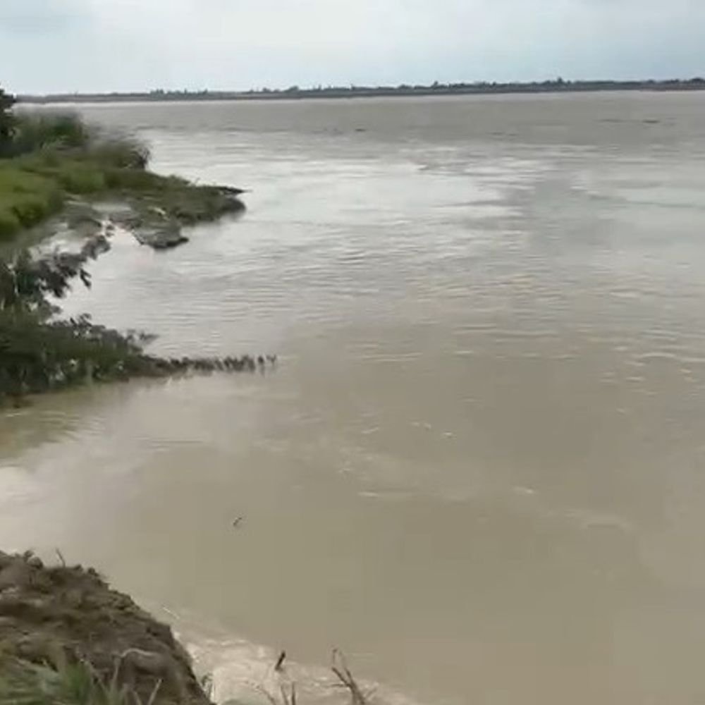 49 सेंटीमीटर ऊपर पहुंची खतरे के निशान से घाघरा नदी:तटीय इलाकों के कई गांव में मंडराया बाढ़ का खतरा, 18 घंटे कार्य करके बचाया गया तटबंध