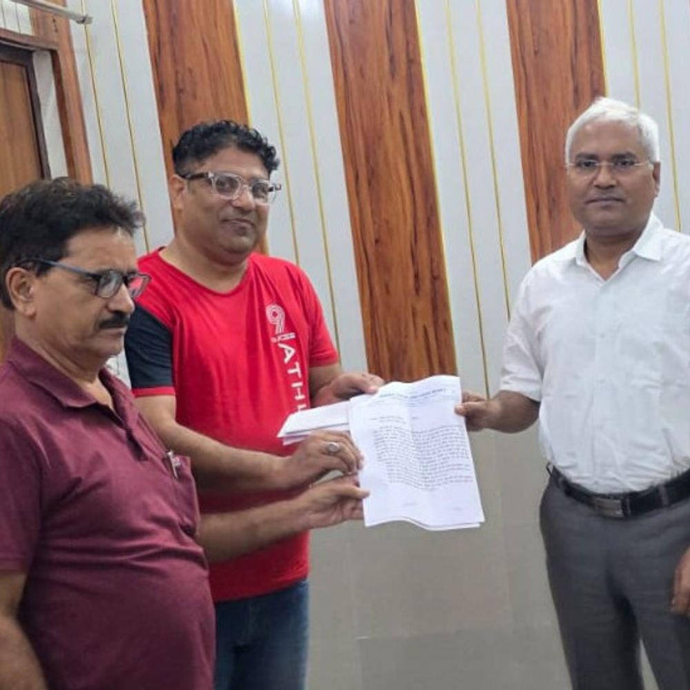 साइबर सेल के नाम पर खाते ब्लॉक, ग्राहकों में नाराजगी:मानव विकास जन सेवा समिति ने सिटी मजिस्ट्रेट को सौंपा ज्ञापन, जांच की मांग