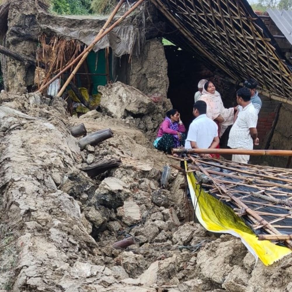 कानपुर देहात में कच्चा मकान गिरने से मां-बेटी की मौत:मैथा तहसील के नवल गांव में हादसा; पुलिस और ग्रामीणों ने रेस्क्यू कर दोनों को बाहर निकाला