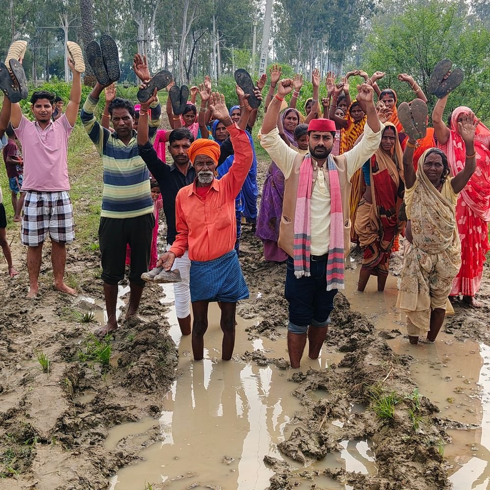 सोनभद्र में जर्जर सड़क पर लोगों का प्रदर्शन:बोले- रोड नहीं तो वोट नहीं, छात्र-छात्राओं और महिलाओं को परेशानी
