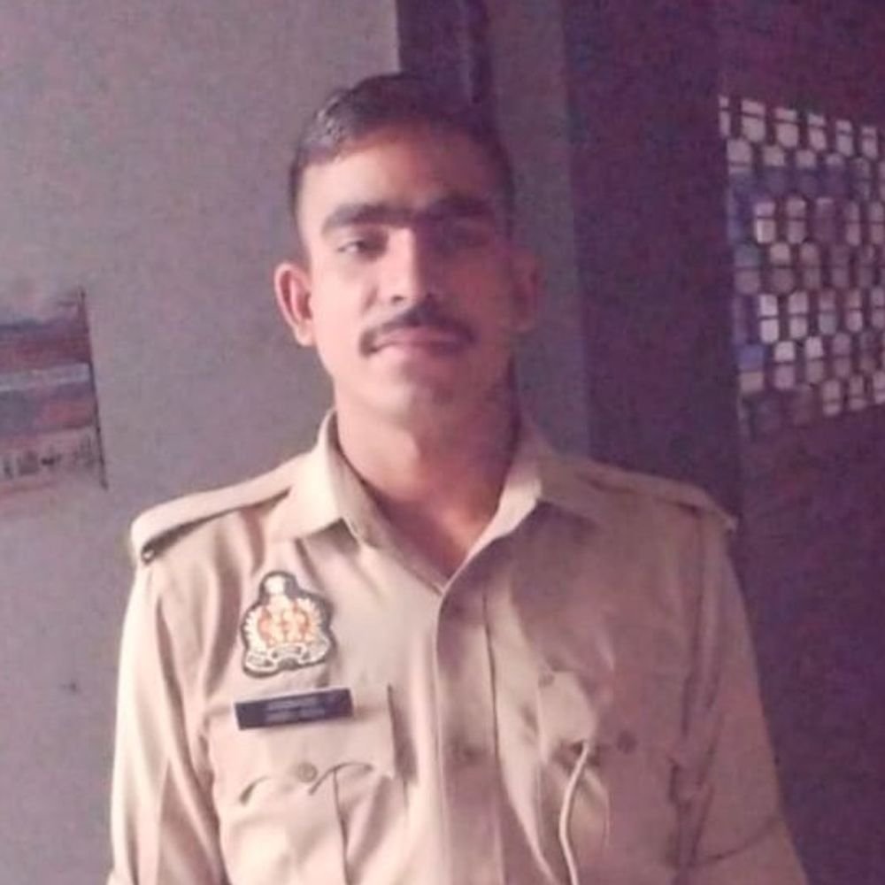 पुलिस लाइन लौट रहे सिपाही की हादसे में मौत:पेड़ की डाल से टकराई बाइक, जिला अस्पताल से लखनऊ किया था रेफर