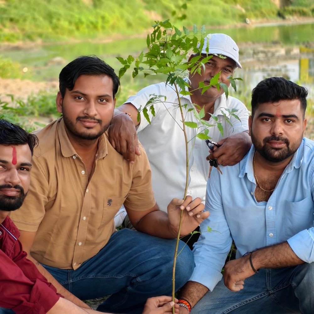 महुअर में समाजसेवियों ने पौधे लगाए:पक्षियों के लिए पेड़ों पर बांधे घोंसले, पौधारोपण का संदेश दिया
