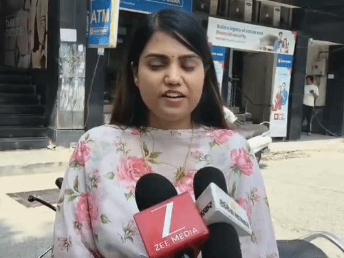 महिला बैंक आफिसर के साथ गाली गलौच, हाथापाई:गाजियाबाद के HDFC बैंक में महिला ग्राहक ने केबिन से खींचने का प्रयास किया, पुलिस से शिकायत