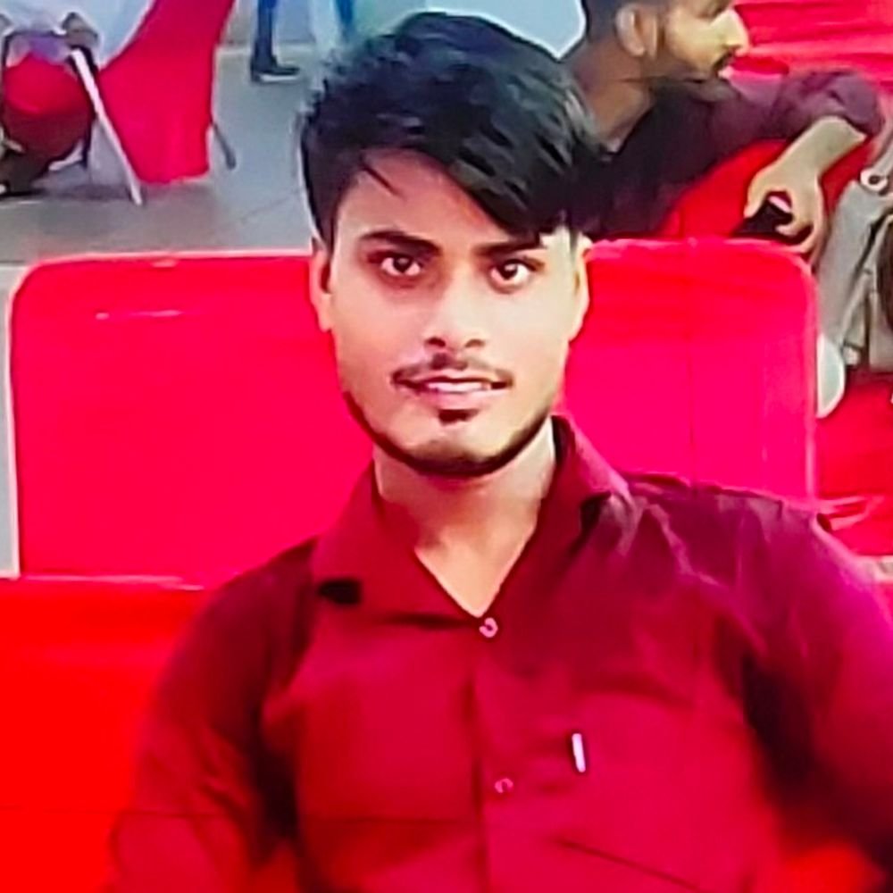 बदायूं में बाइक सवार की गर्दन पर गिरा टिनशेड, मौत:सड़क पर पिकअप से उतार रहे थे, तभी अचानक छूटकर तीन युवकों पर गिरी