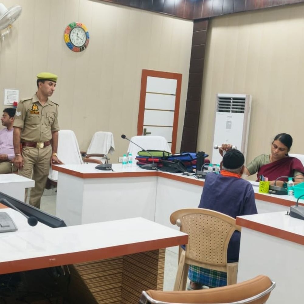 एटा में शिकायतों पर अब तुरंत होगी कार्रवाई:जनता दर्शन में अफसरों से वीडियो कॉल पर बात करेंगी डीएम