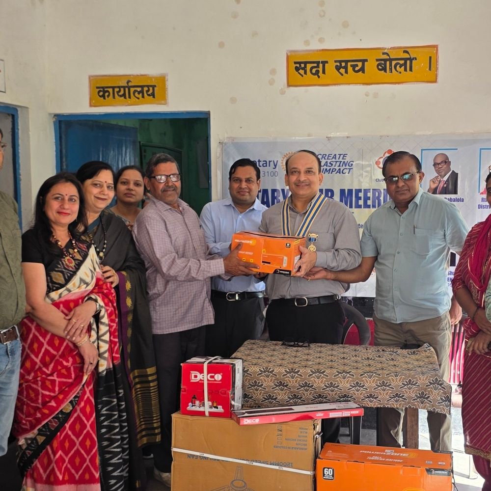 पांच विद्यालयों में इन्वर्टर व पंखे वितरित:रोटरी क्लब ने छात्रों को मन लगाकर पढ़ने को प्रेरित किया