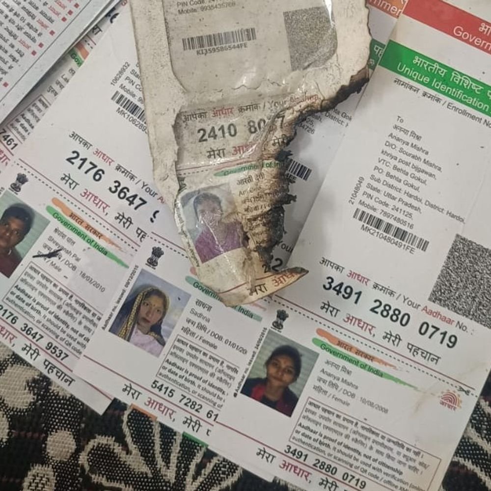 डाकघर के पास जलते मिले सैकड़ों आधार कार्ड:ग्रामीणों ने बुझाई आग, ग्रामीणों बोले- डाक विभाग की लापरवाही है