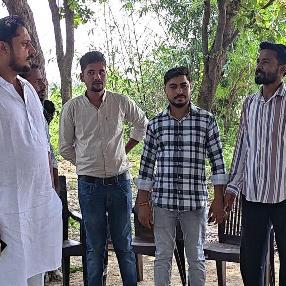 बिकरू-कांड के बलिदानी दरोगा की याद में समाजसेवा का संकल्प:प्रतापगढ़ के सुरेंद्र ने आपदा पीड़ितों की मदद की, पुलिस चौकी निर्माण में भी दिया सहयोग