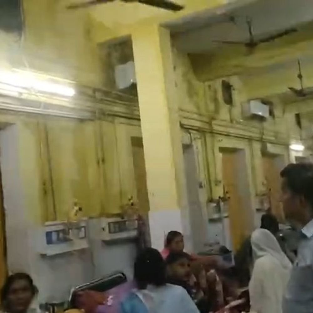 सीतापुर जिला अस्पताल में बारिश से छत टपकी:महिला-चिल्ड्रन वार्ड में पानी भरा, दीवारों पर करंट उतरने की संभावना, एसडीएम ने किया निरीक्षण