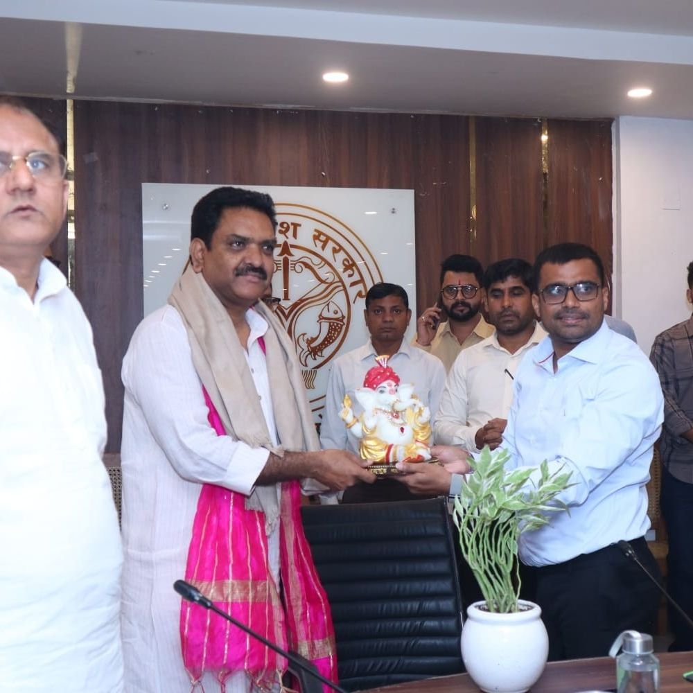 प्रभारी मंत्री ने विकास भवन सभागार में की समीक्षा बैठक:‘‘सेवा संकल्प अभियान’’ के लिए अधिकारियों और जनप्रतिनिधियों को दी बधाई