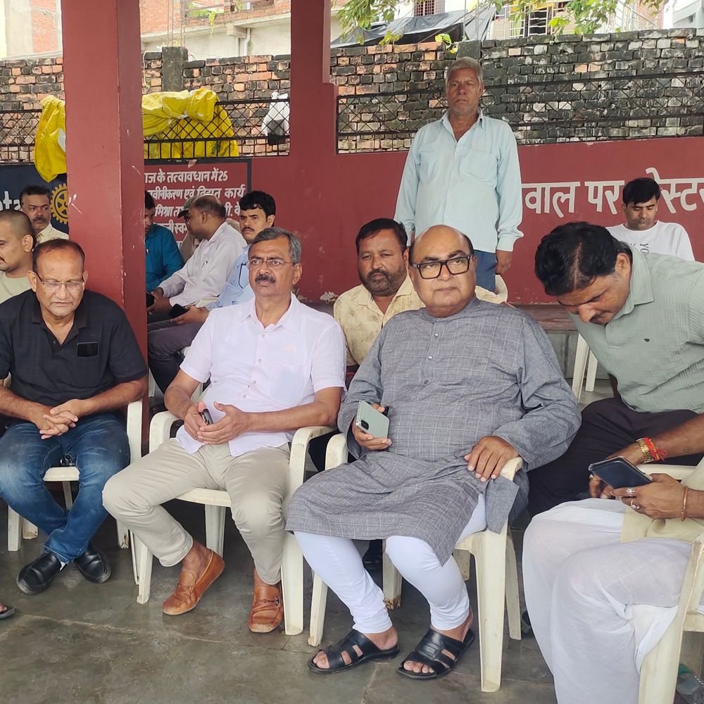 अधिवक्ता राहुल पांडेय के परिवार को आर्थिक मदद:बार एसोसिएशन अध्यक्ष राकेश पांडेय ने हर संभव सहयोग का भरोसा दिया