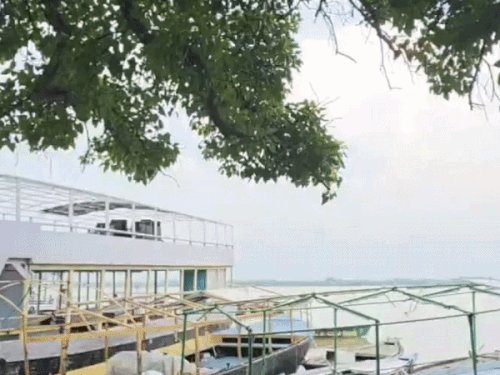 वाराणसी में फिर बढ़ने लगा गंगा का जलस्तर:84 घाटों का संपर्क टूटा, वाराणसी में निकली तेज है धूप