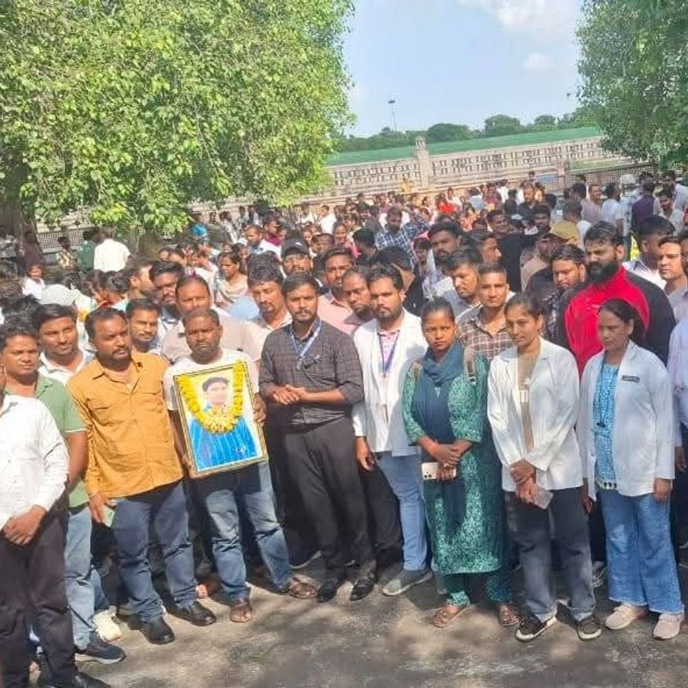 लखनऊ में सीएचओ का संयुक्त धरना:ईको गार्डन में डटे, नियमितीकरण समेत रखीं 9 मांगें