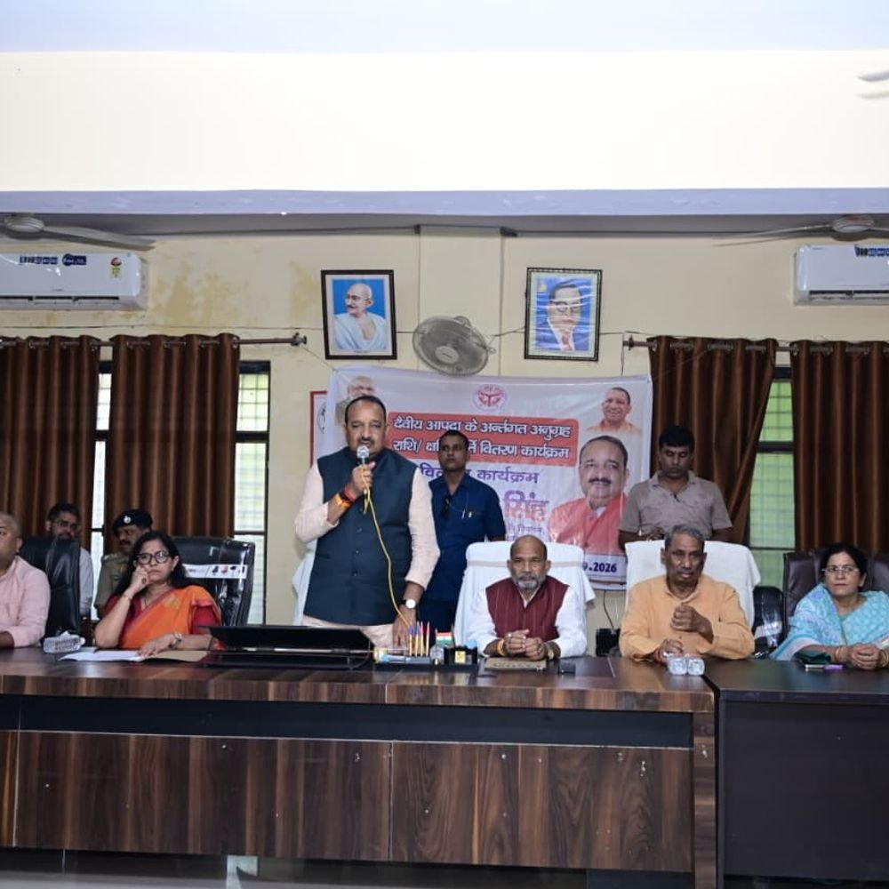 प्रभारी मंत्री ने आपदा प्रभावितों को दी आर्थिक सहायता:बहराइच में 25 परिवारों को 21 लाख 75 हजार रुपये के चेक बांटे