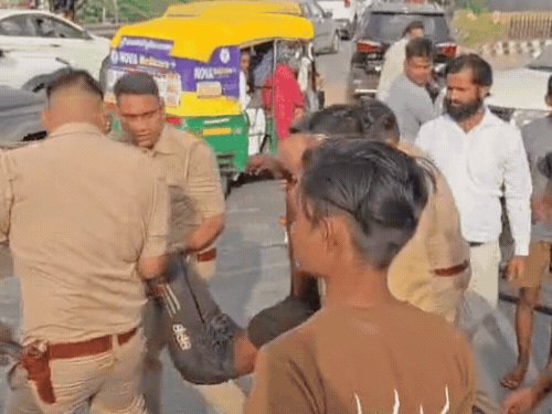 आगरा में हादसे में किशोर की मौत:पिता के साथ ई-रिक्शा से पाइप ले जा रहा था, गोद में तड़पकर दम तोड़ा