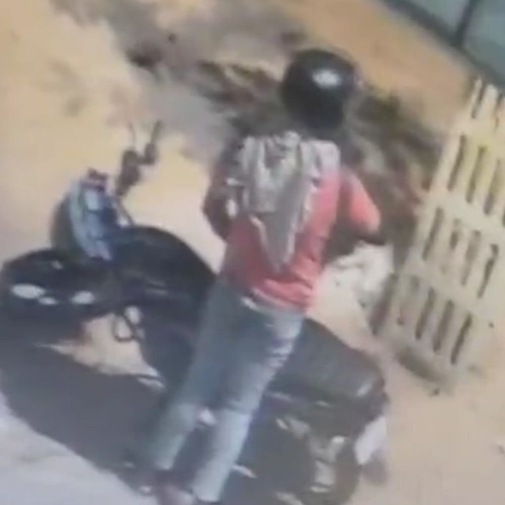 बुलन्दशहर में बंद दुकान में पेट्रोल डालकर लगाई आग:वारदात सीसीटीवी में कैद, पुलिस आरोपी की तलाश कर रही