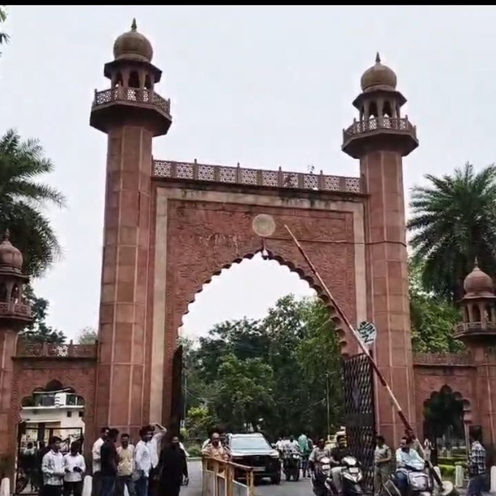 अलीगढ़ में AMU के छात्र पुलिस से भिड़े:इंस्पेक्टर ने पूछा- रोड कैसे जाम कर सकते, छात्रों ने कहा- ये नगर निगम की रोड