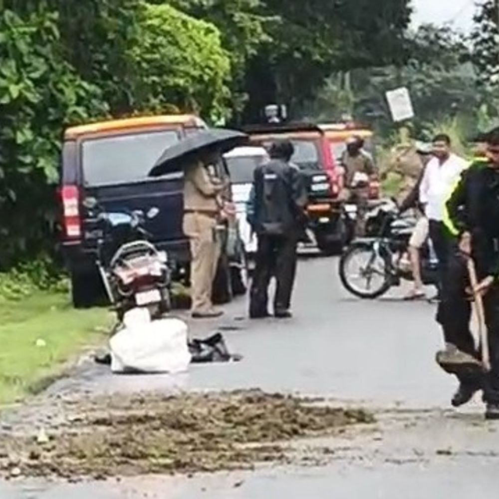 तेज रफ्तार डंपर ने स्कूटी सवार को कुचला, मौत:उन्नाव में क्षत-विक्षत शव की पहचान नहीं, स्कूटी से तलाश कर रही पुलिस