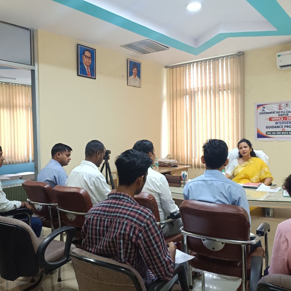 UPPCS-2025 सफल अभ्यर्थियों को इंटरव्यू प्रशिक्षण:हापुड़ में CDO श्रुति शर्मा ने दिए जरूरी टिप्स