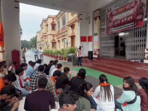 BHU में यूथ ओपन माइक का आयोजन,ABVP का अनिश्चितकालीन अनशन:चीफ प्रॉक्टर के इस्तीफे की रखी मांग,बोले-अनधिकृत प्रवेश पर लगे रोक
