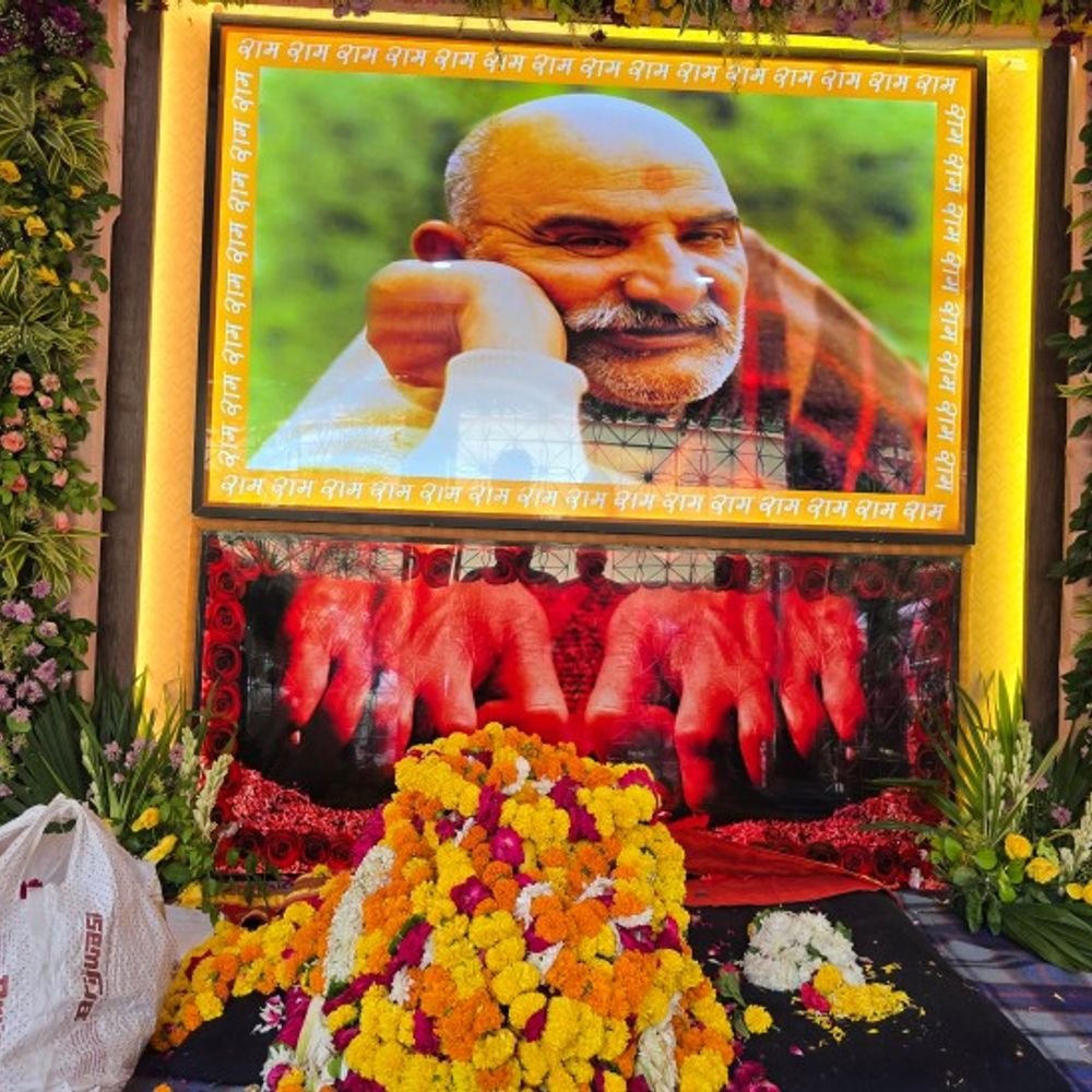 बाबा नीम करौरी महाराज का 53 वां परिनिर्वाण दिवस:वृंदावन स्थित समाधि स्थल पर किया पूजन, दर्शनों के लिए बड़ी संख्या में पहुंचे भक्त