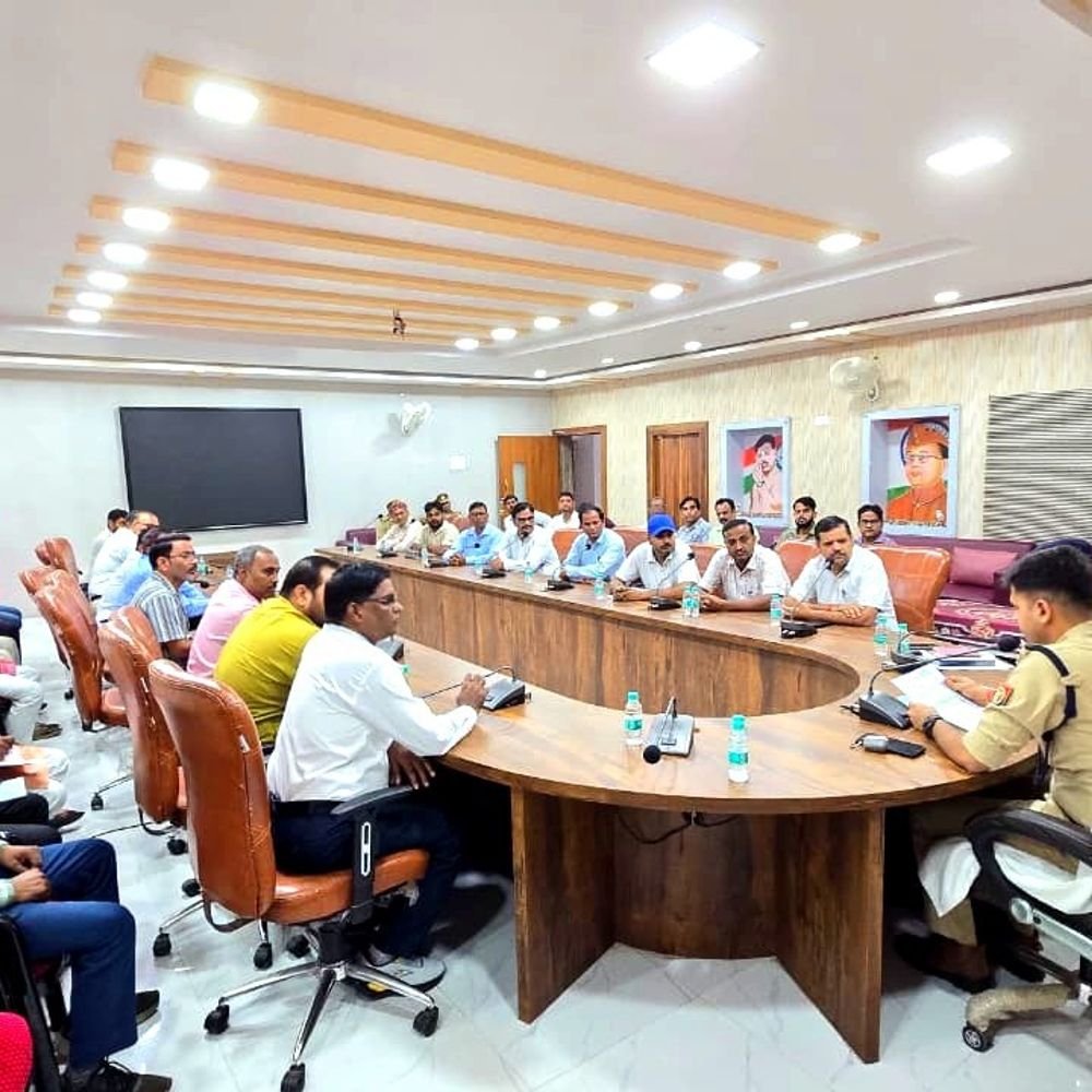 स्कूल-कॉलेजों के स्टाफ का होगा पुलिस सत्यापन:सुरक्षा व्यवस्था सख्त करने के लिए प्रधानाचार्यों संग बैठक, CCTV और विजिटर रजिस्टर अनिवार्य