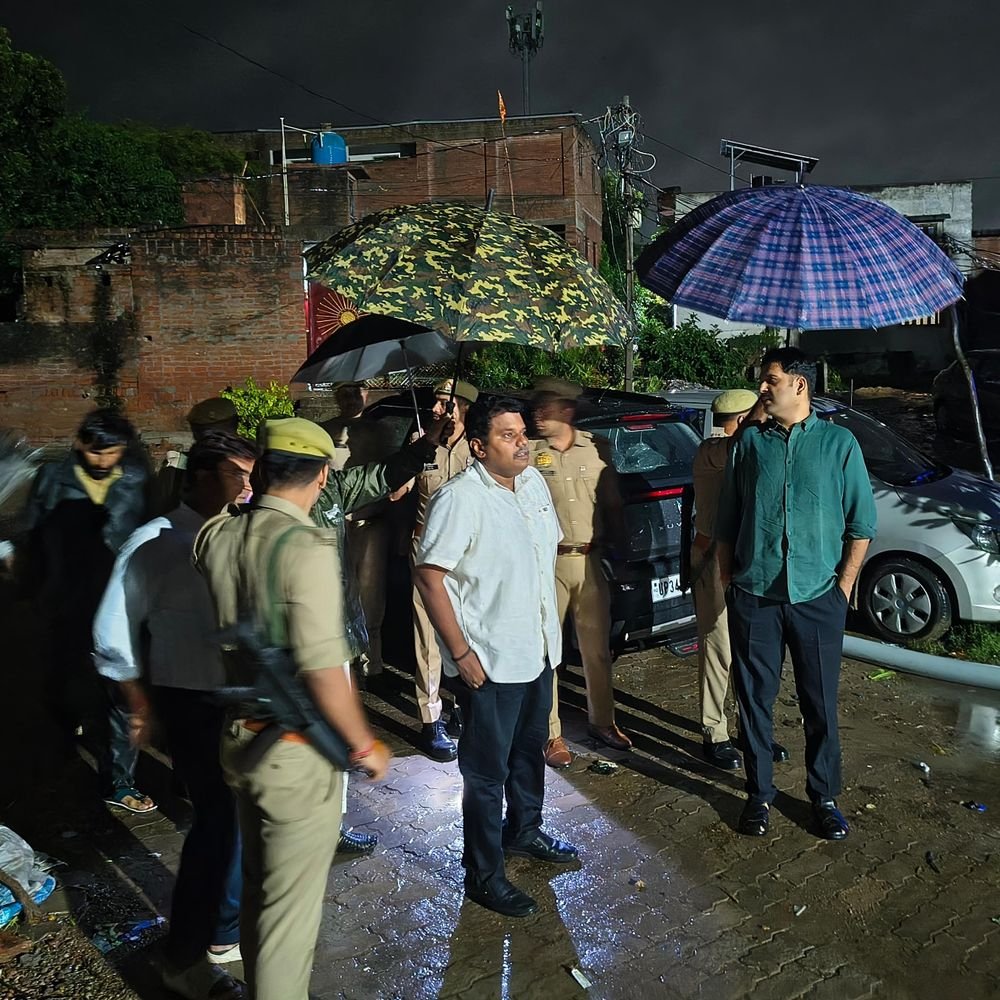 सीतापुर में DM-SP ने जलभराव का जायजा लिया:अधिकारियों को जल निकासी की व्यवस्था करने और मौके पर पहुंचने के निर्देश दिए