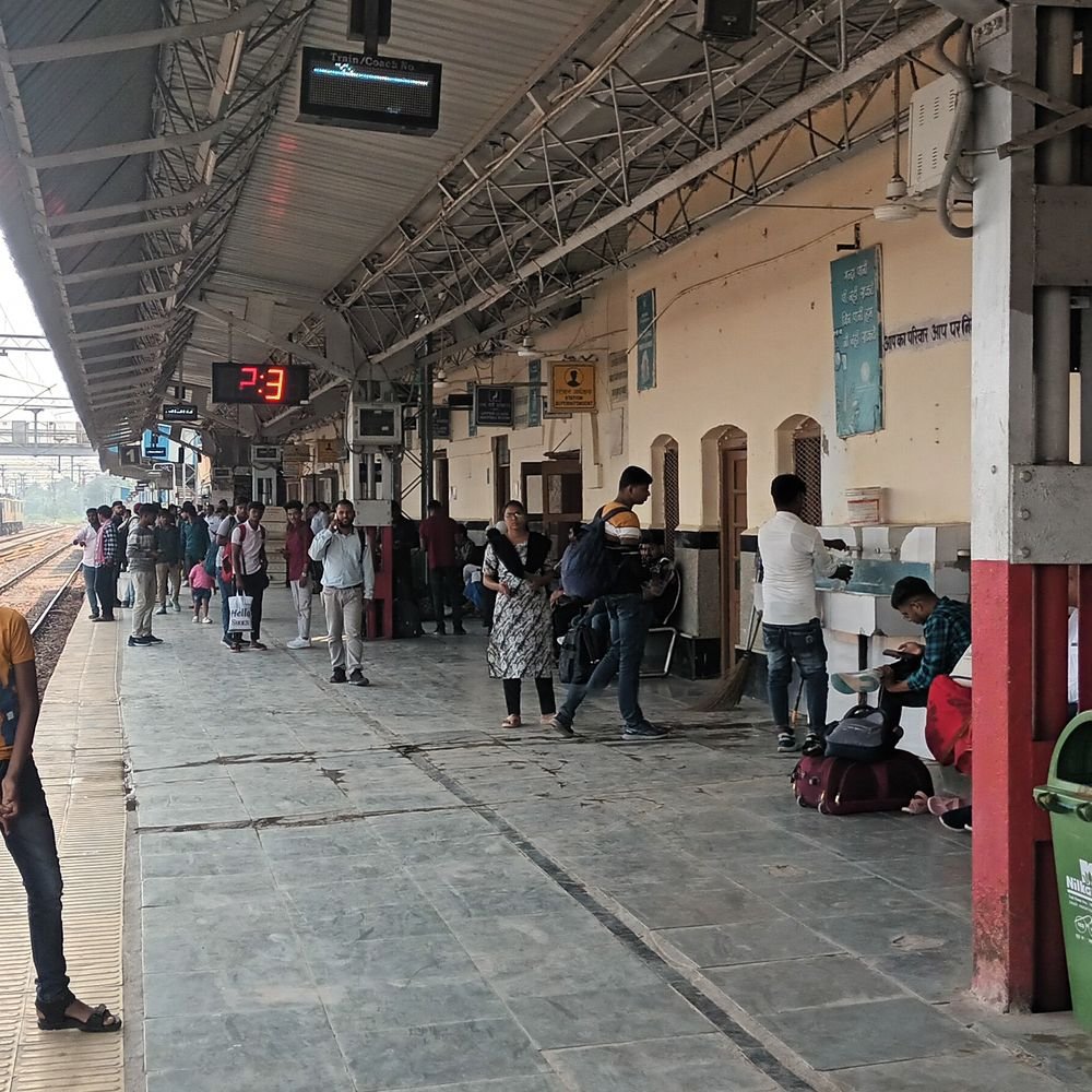 मऊ-मुंबई के बीच स्पेशल ट्रेन चलेगी:जौनपुर और शाहगंज में होगा ठहराव, हफ्ते में दो दिन चलेगी