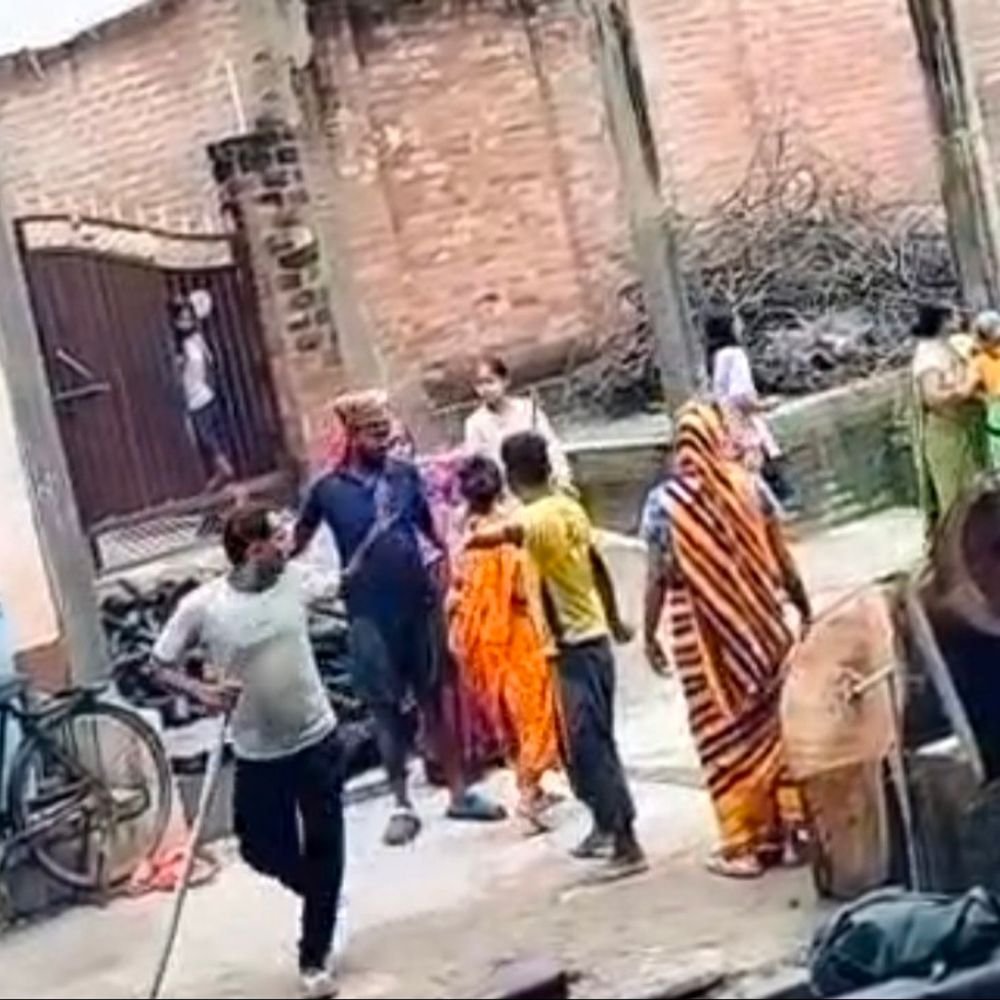 दीवार बनाने से रोकने पर महिला और देवर से मारपीट:कौशांबी में छुट्टी पर आए सिपाही समेत 3 पर केस दर्ज, वीडियो आया सामने