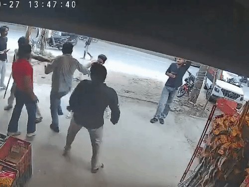 गाजियाबाद में दिल्ली के अधिवक्ता को 17 डंडे मारे:दुकान से खींचकर बीच सड़क पर गिराकर लात व डंडे बरसाए, बचाव में पत्नी को भी पीटा