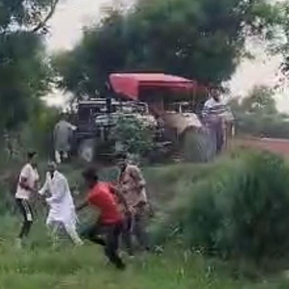 एटा में जमीनी विवाद में सोते समय युवक पर फायरिंग:दाहिनी पैर में गोली लगने के बाद मेडिकल कॉलेज रेफर, 5 पर आरोप