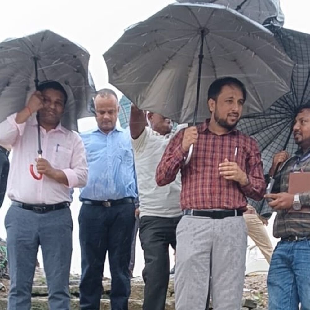 महराजगंज में बढ़ा बाढ़ का खतरा, प्रशासन अलर्ट:डीएम ने तटबंधों और नालों का जायजा लिया