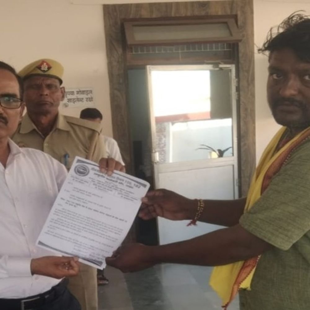 एंबुलेंस कर्मचारियों ने 9000 बर्खास्त कर्मचारियों की बहाली की मांग:सुल्तानपुर में 108, 102 एंबुलेंस कर्मचारी संघ ने सीएम और स्वास्थ्य मंत्री को भेजा ज्ञापन
