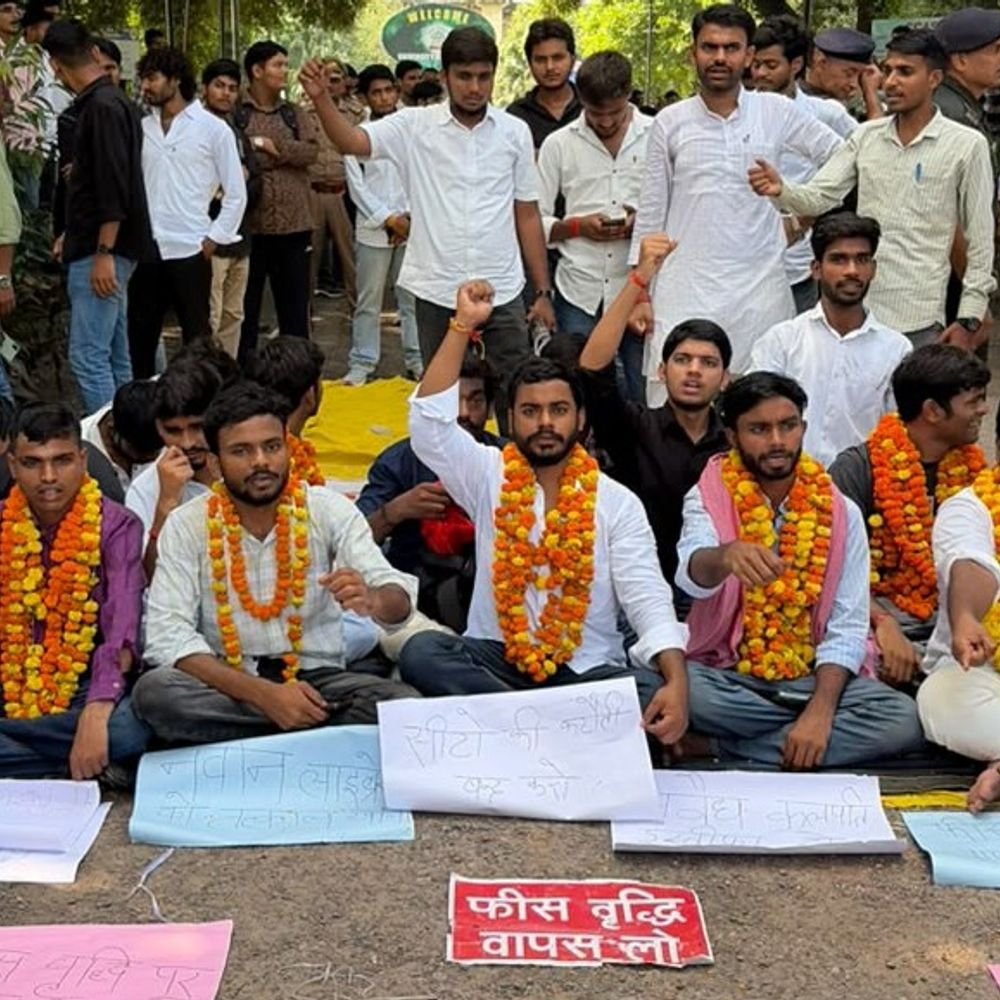 इविवि में 3 दिन से 8 छात्र भूख हड़ताल पर:छात्र बोले-650% फीस वृद्धि और 54% सीट कटौती की गई है