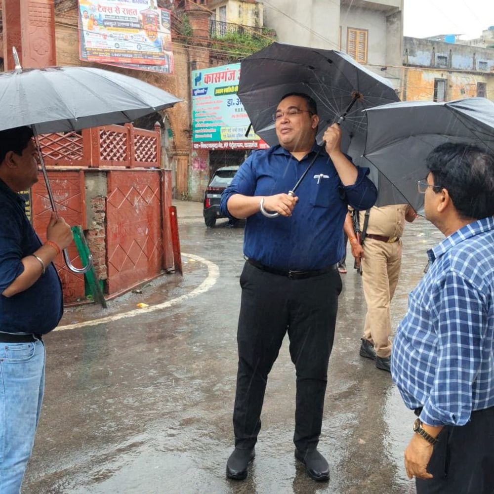 कासगंज में डीएम ने बारिश के बीच शहर का निरीक्षण:जलभराव और निकासी व्यवस्था जांची, एसडीएम-ईओ भी साथ रहे