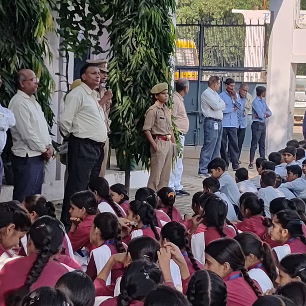 सजेती में छात्राओं को महिला सुरक्षा की दी जानकारी:हेल्पलाइन नंबर, POCSO एक्ट और साइबर फ्रॉड से बचाव के तरीके बताए