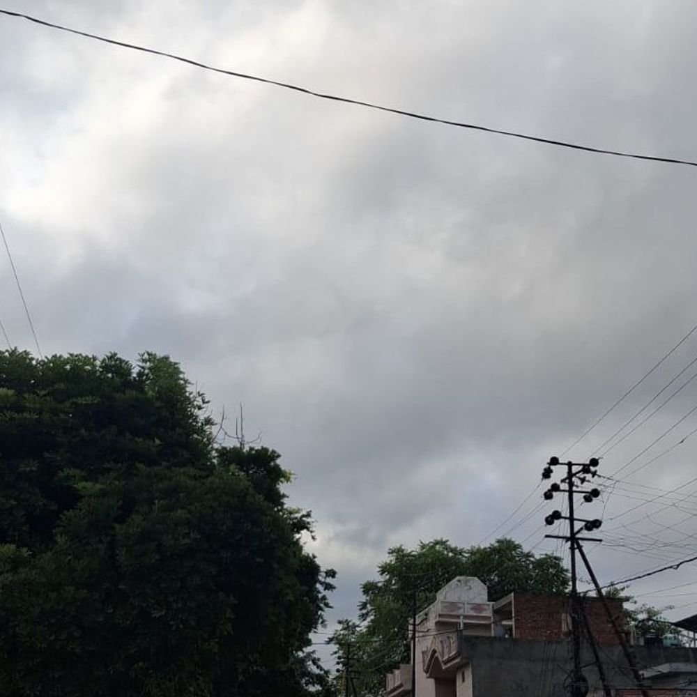बारिश के अंदेशे पर शनिवार को स्कूल बंद:अलीगढ़ में प्री-प्राइमरी से 12वीं तक के सभी सरकारी-निजी स्कूलों में अवकाश