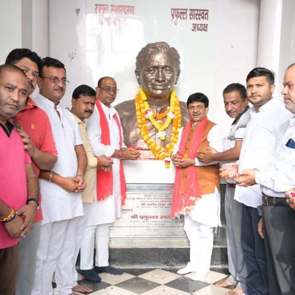 मंत्री कपिल देव ने पंडित दीनदयाल उपाध्याय को श्रद्धांजलि दी:हापुड़ में प्रतिमा पर माल्यार्पण कर अंत्योदय के सिद्धांत पर जोर दिया