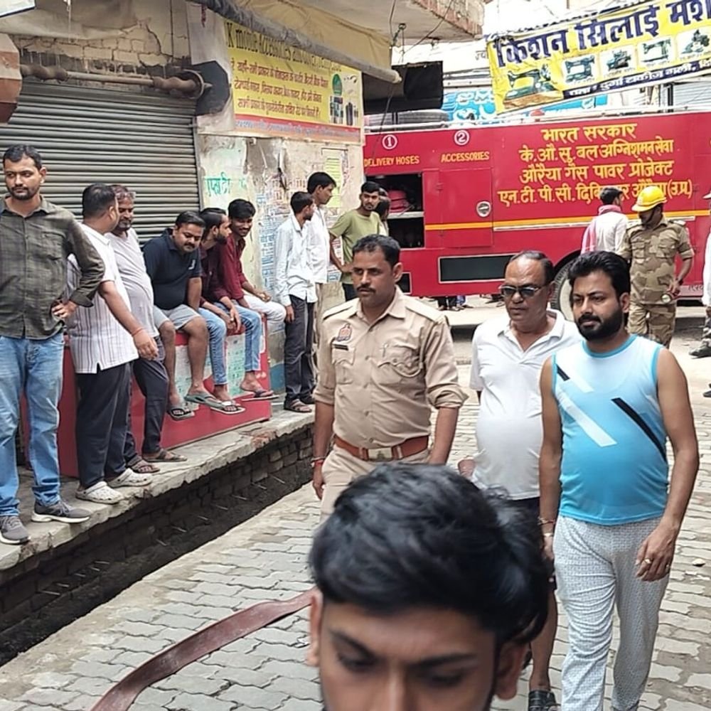 औरैया में घर में लगी आग, लाखों का सामान जला:टीवी की पिक्चर ट्यूब फटी, दमकल कर्मियों ने आग पर काबू पाया