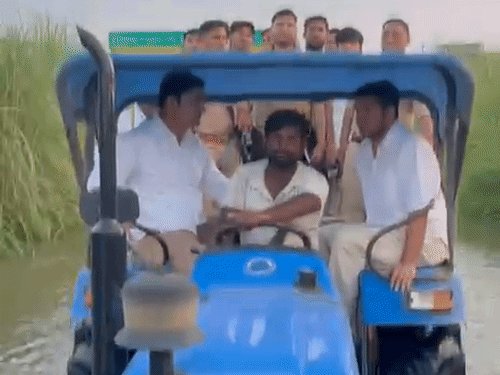 जलभराव वाले इलाकों में टैक्टर से निकले MLA सांगा:समस्याएं सुनी, बोले- अफसर दो दिन में गिरे मकानों का सर्वे कर रिपोर्ट शासन को भेजें