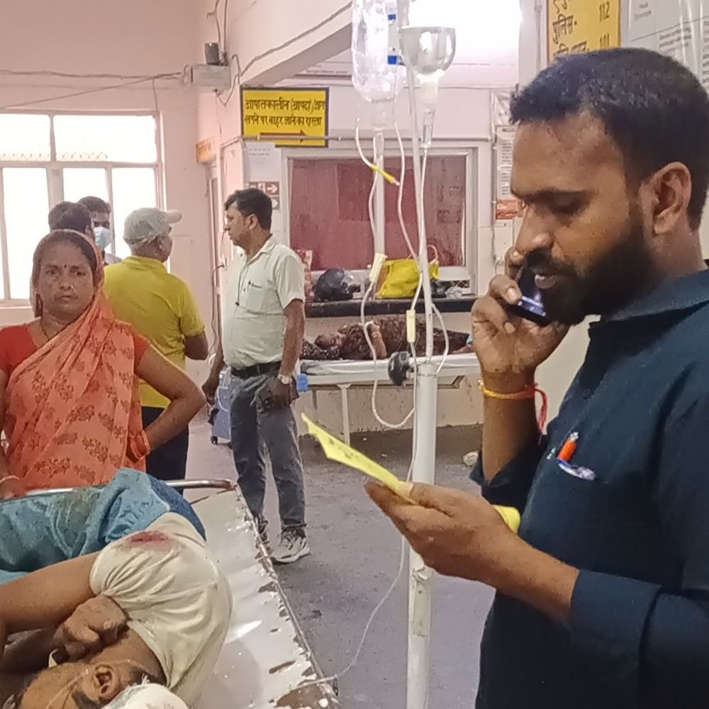 बरोहिया चौराहे पर सीढ़ी से गिरकर युवक गंभीर घायल:इलाज के लिए बीआरडी मेडिकल कॉलेज गोरखपुर रेफर