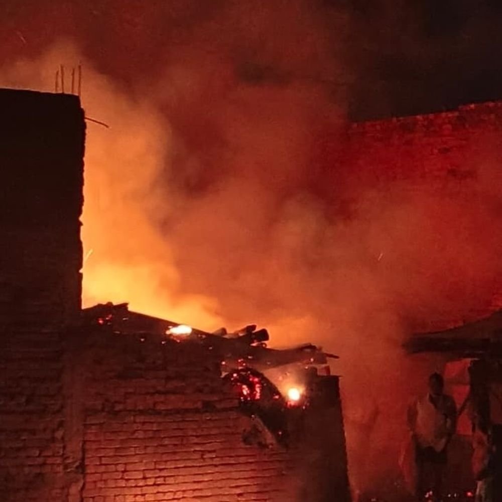महोबा में पशुबाड़े में शॉर्ट-सर्किट से लगी आग:15 बकरियां और पड़वा जले; भैंस भी झुलसी, परिवार ने मांगा मुआवजा